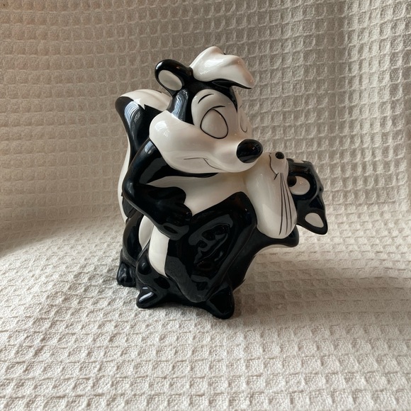 Vintage Warner Brothers 1997 Pepe LePew & Penelope Ceramic Coin Bank